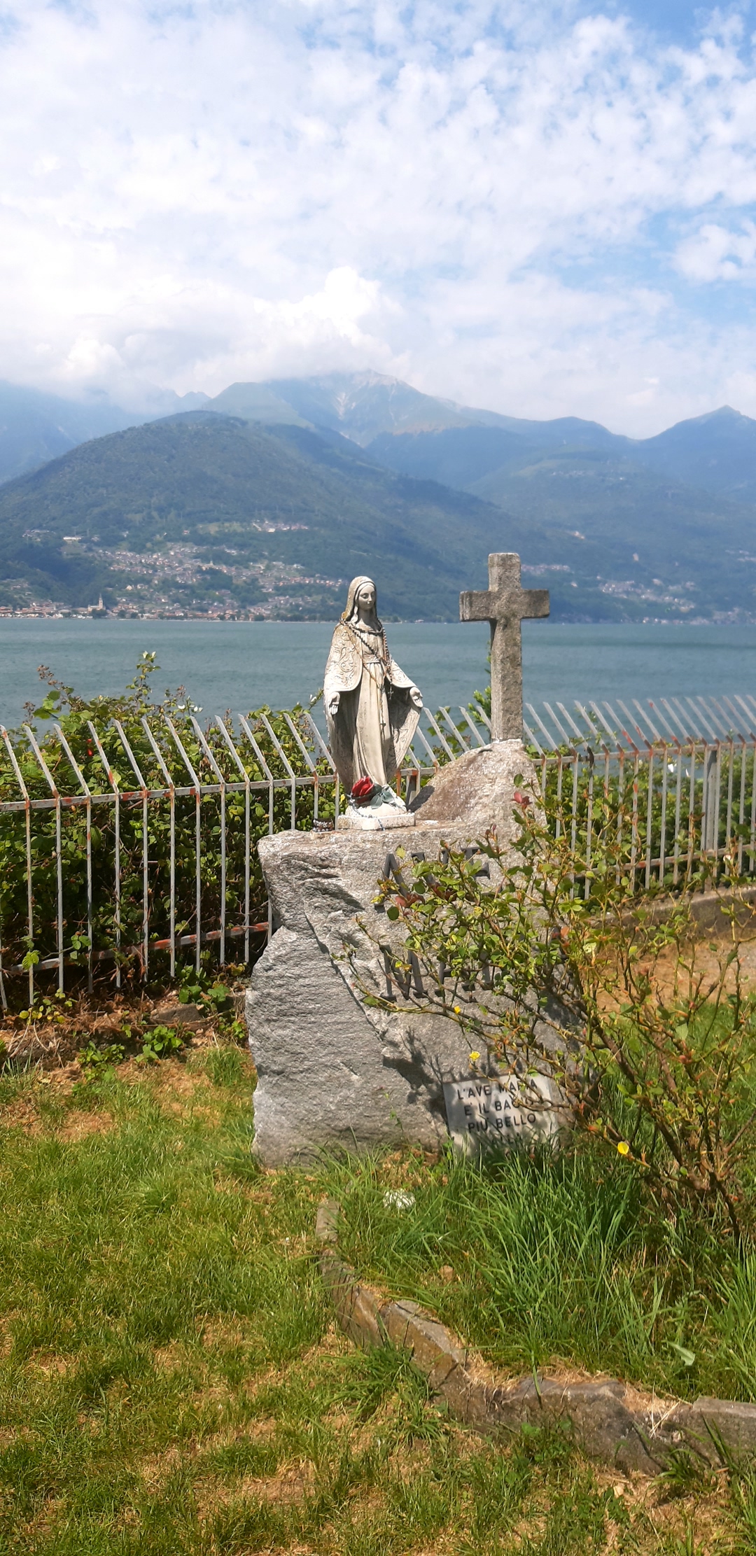 13_Statua alla fine del camminamento verso il lago